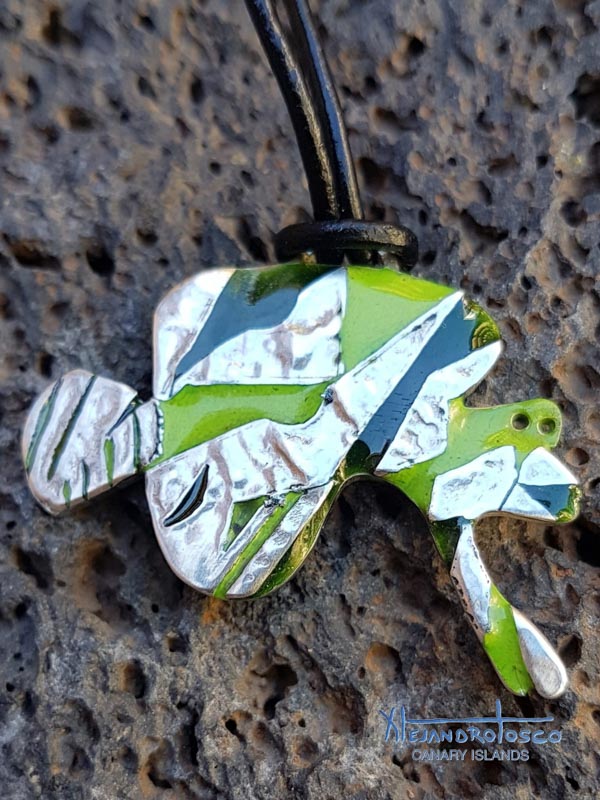 Collar cuero con colgante 